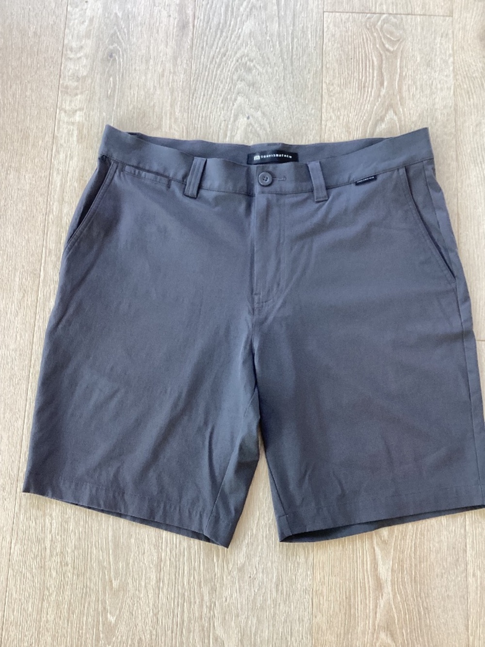 Travis Mathew travel year 9” hybrid gray golf performance flat front shorts 36